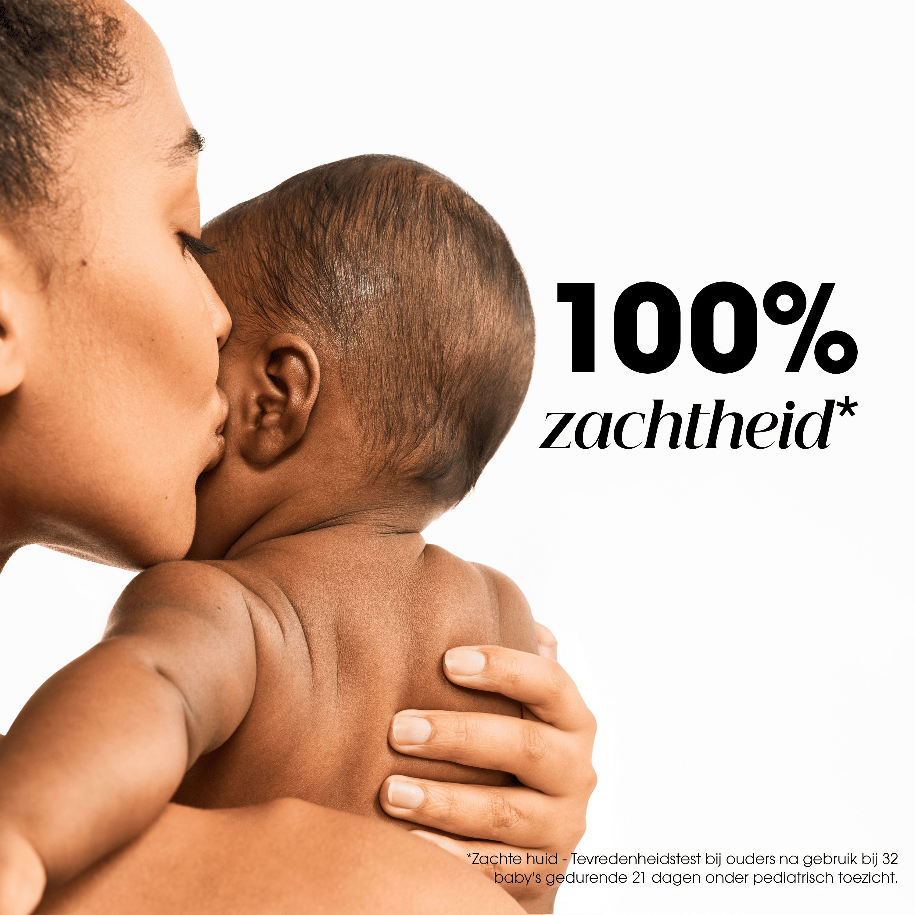 Moeder kust baby op wang. Tekst: 100% zachtheid.