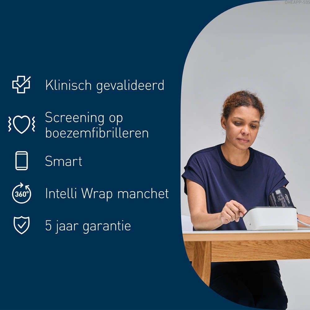 Vrouw met bloeddrukmeter. Tekst: Klinisch gevalideerd, screening op boezemfibrilleren, Smart, Intelli Wrap manchet, 5 jaar garantie.
