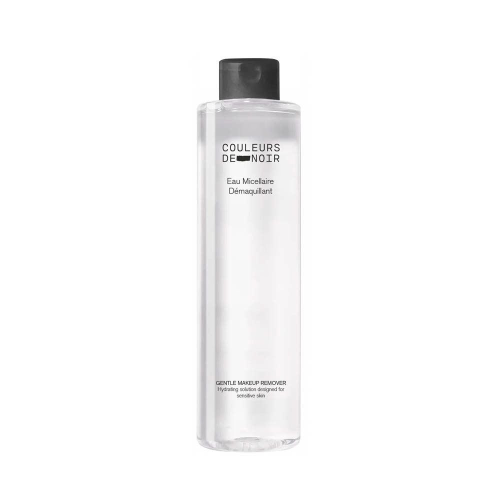 Cilindrische fles met zwarte dop. Opschrift: Couleurs de Noir, Eau Micellaire Démaquillante. Zachte make-up remover.