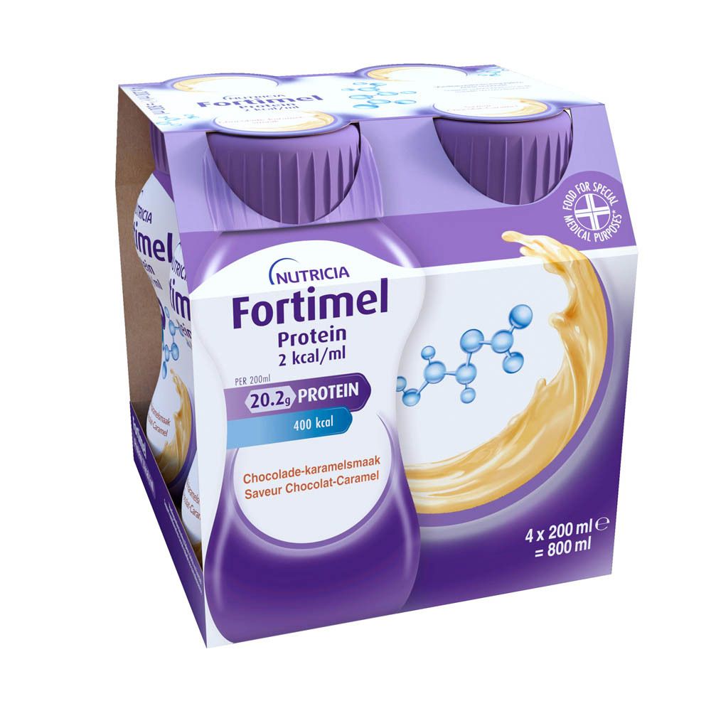 Verpakking van 4 flessen Fortimel Protein, chocolade-karamelsmaak. Paarse doppen, wit etiket, gele achtergrond.