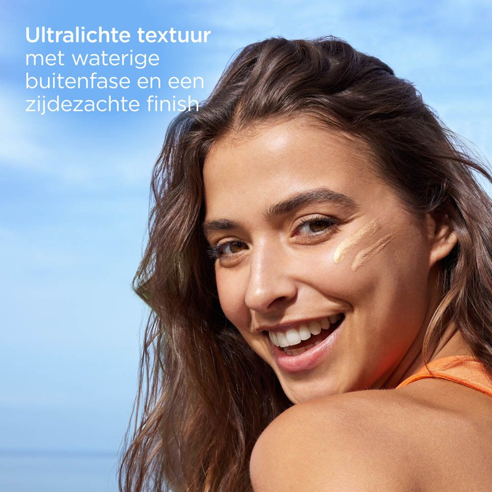 Vrouw met zonnecrème op de huid. Tekst: Ultralichte textuur met waterige buitenfase en een zijdezachte finish.