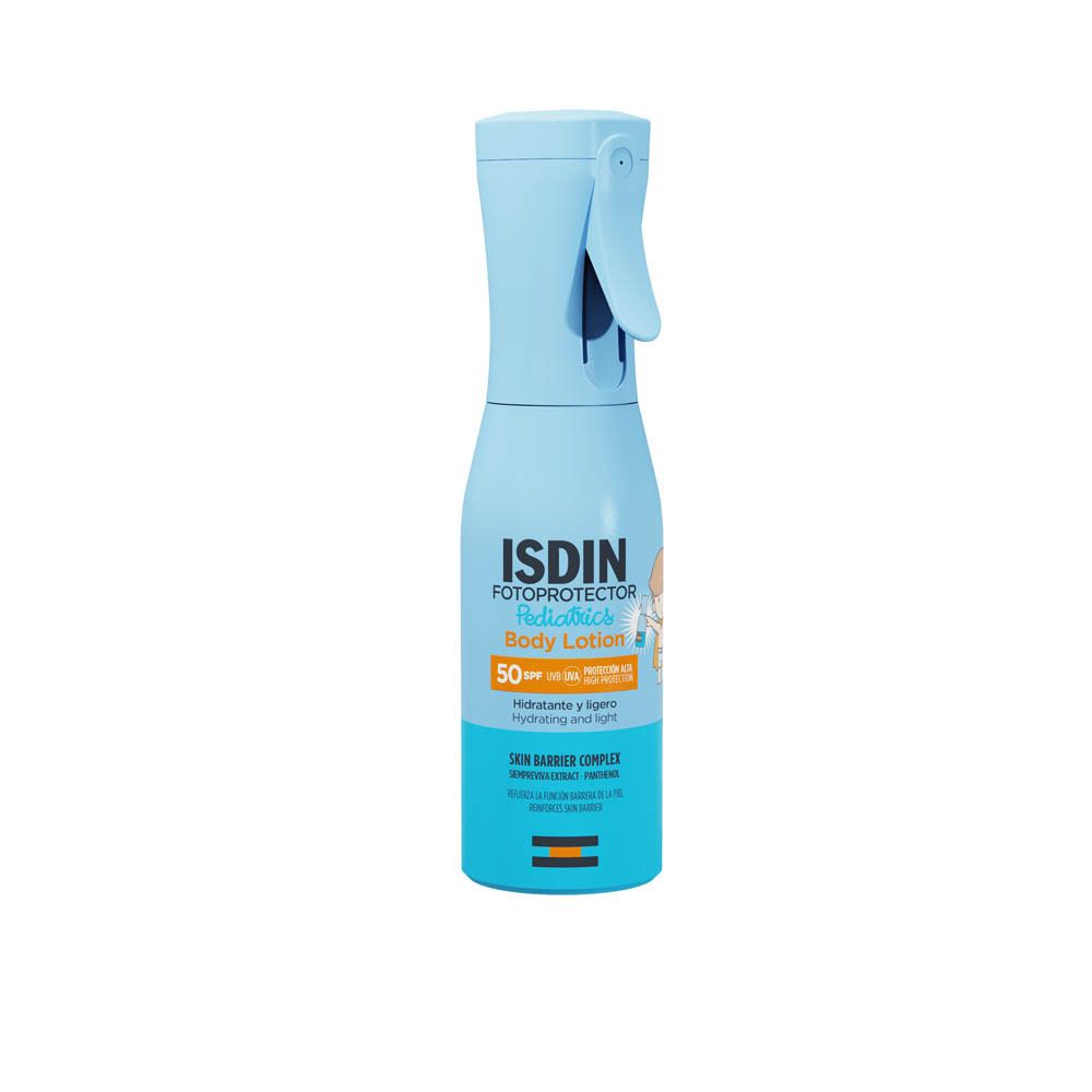 Lichtblauwe fles met sproeikop. Opschrift ISDIN FOTOPROTECTOR Pediatrics Body Lotion SPF50. Illustratie kind.