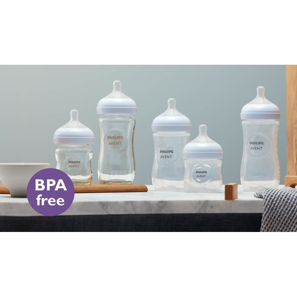 Plusieurs biberons Philips Avent. Différentes tailles, sans BPA. Sur une surface.