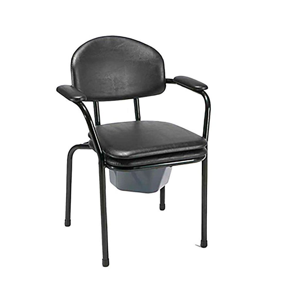 Chaise percée noire avec accoudoirs et dossier. Le seau est sous le siège.