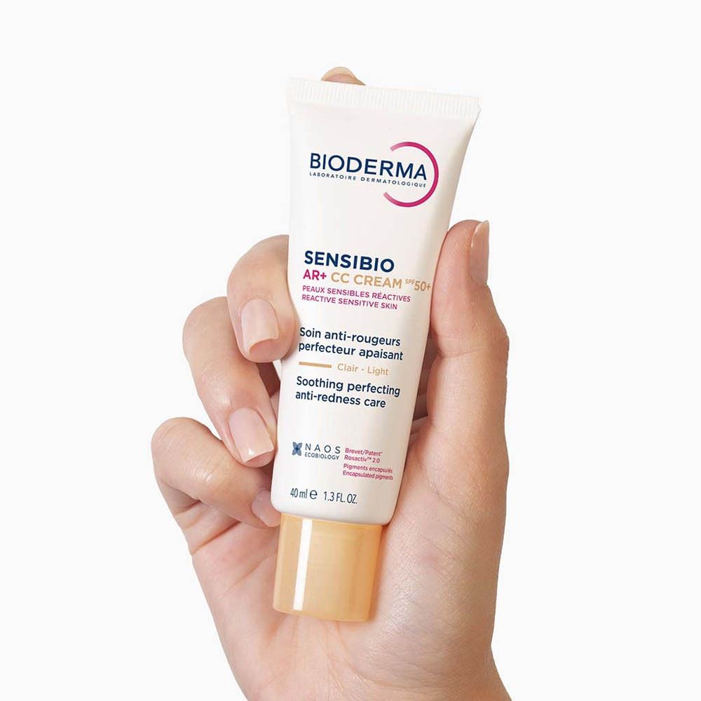 Verpakking van Bioderma Sensibio AR+ CC Cream SPF50+ Clair. Roze en wit. 40ml.
