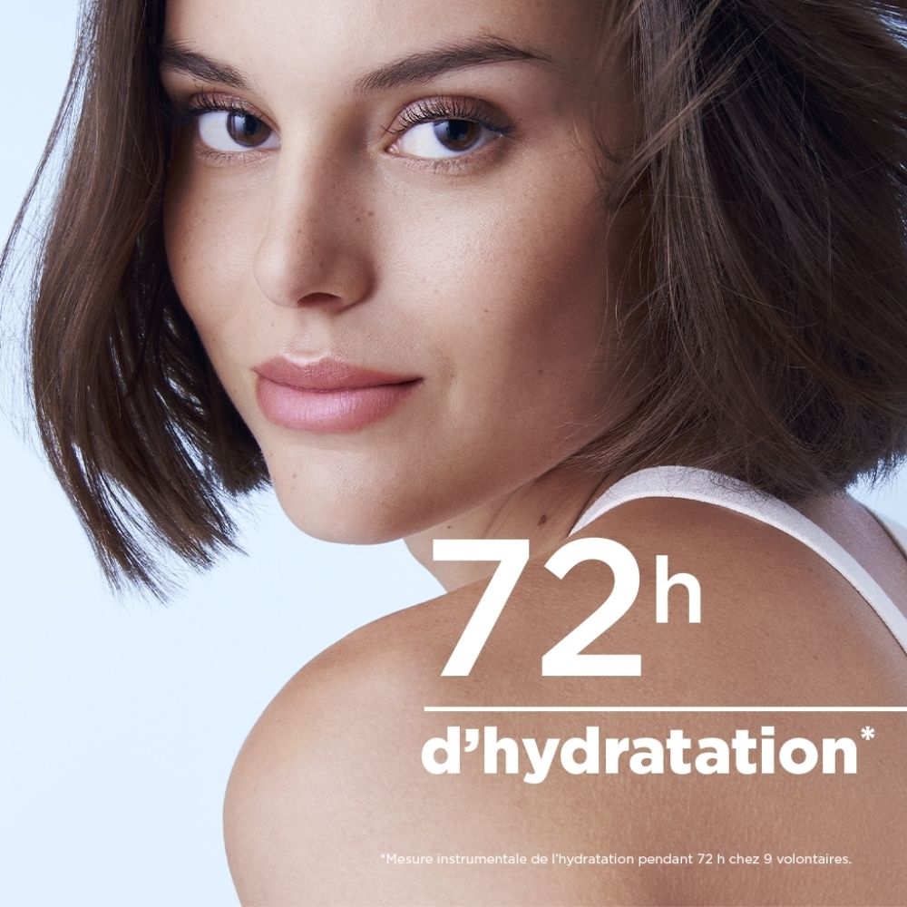 Portrait d'une femme. Texte : 72h d'hydratation. Fond : bleu clair.