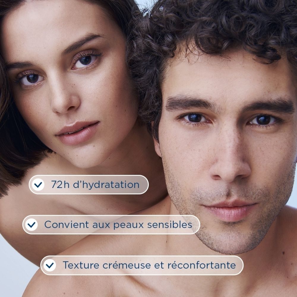 Couple. Texte : 72h d'hydratation, Convient aux peaux sensibles, Texture crémeuse et réconfortante. Fond : bleu clair.