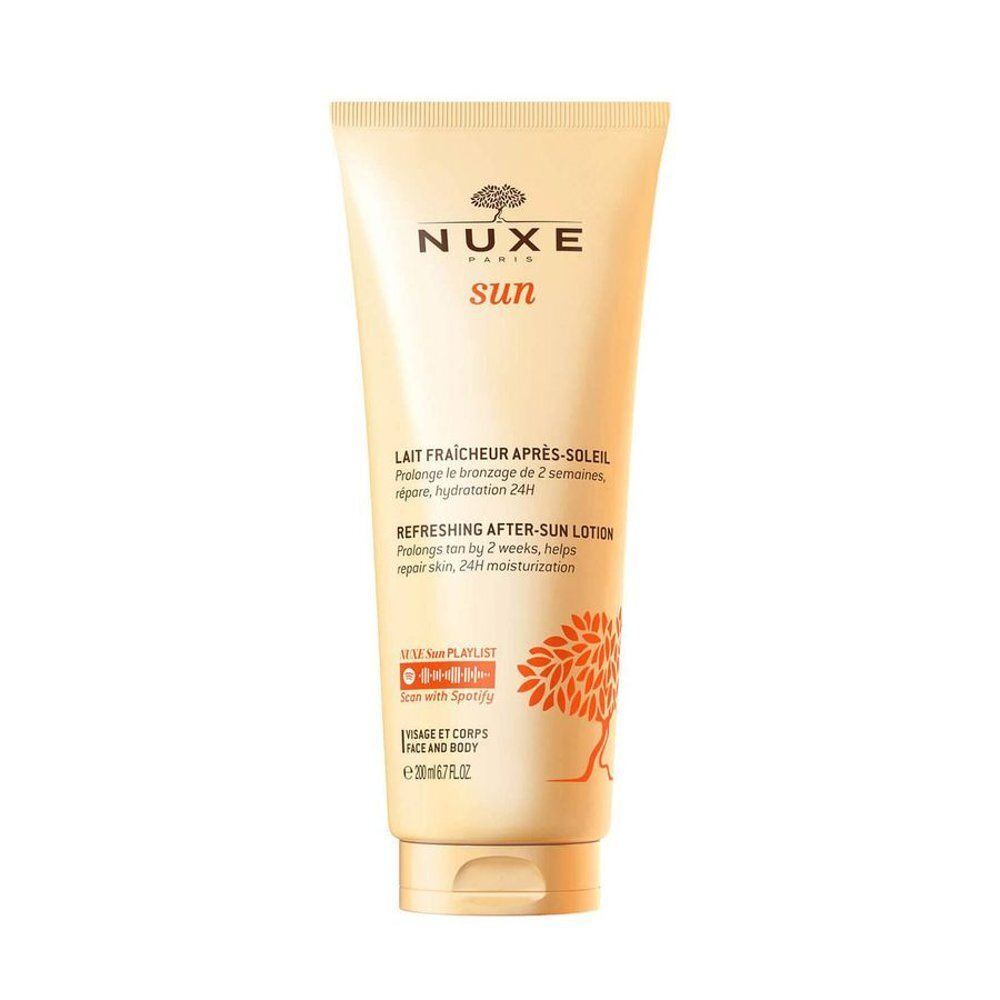 Nuxe Sun Verfrissende After Sun lotion in een gouden tube met boom- en zonnemotief.