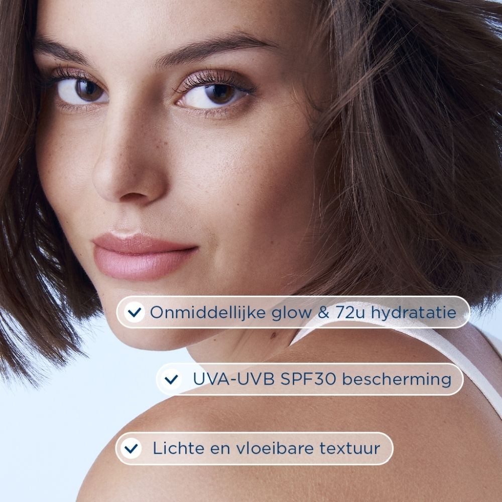 Vrouw. Tekst: Onmiddellijke glow & 72u hydratatie, UVA-UVB SPF30 bescherming, Lichte en vloeiende textuur.