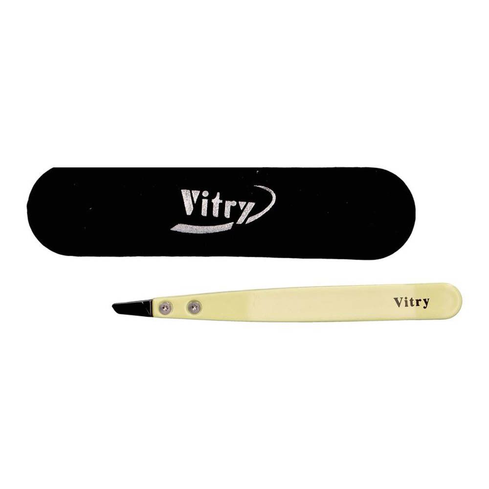 Pincet en etui. De pincet is lichtgeel met schuine punt. De etui is zwart en draagt de naam Vitry.