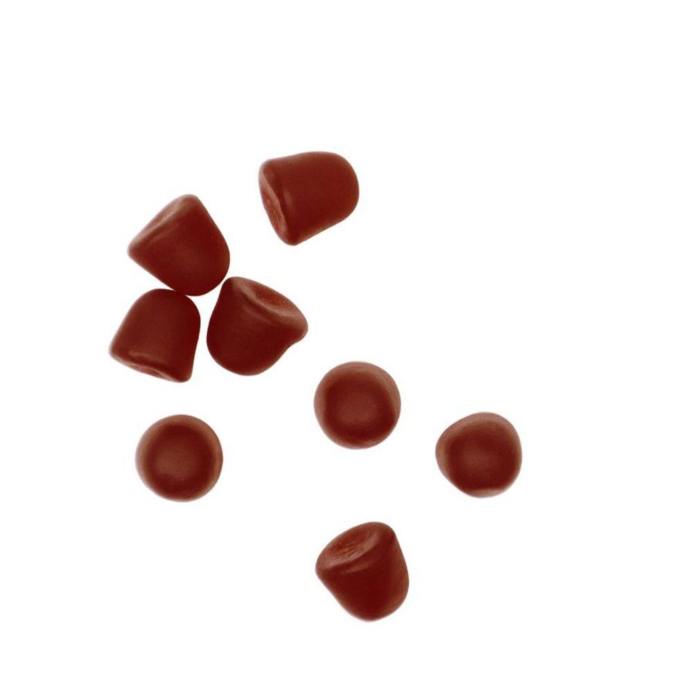 Zeven bruine, druppelvormige gummies op een witte achtergrond.