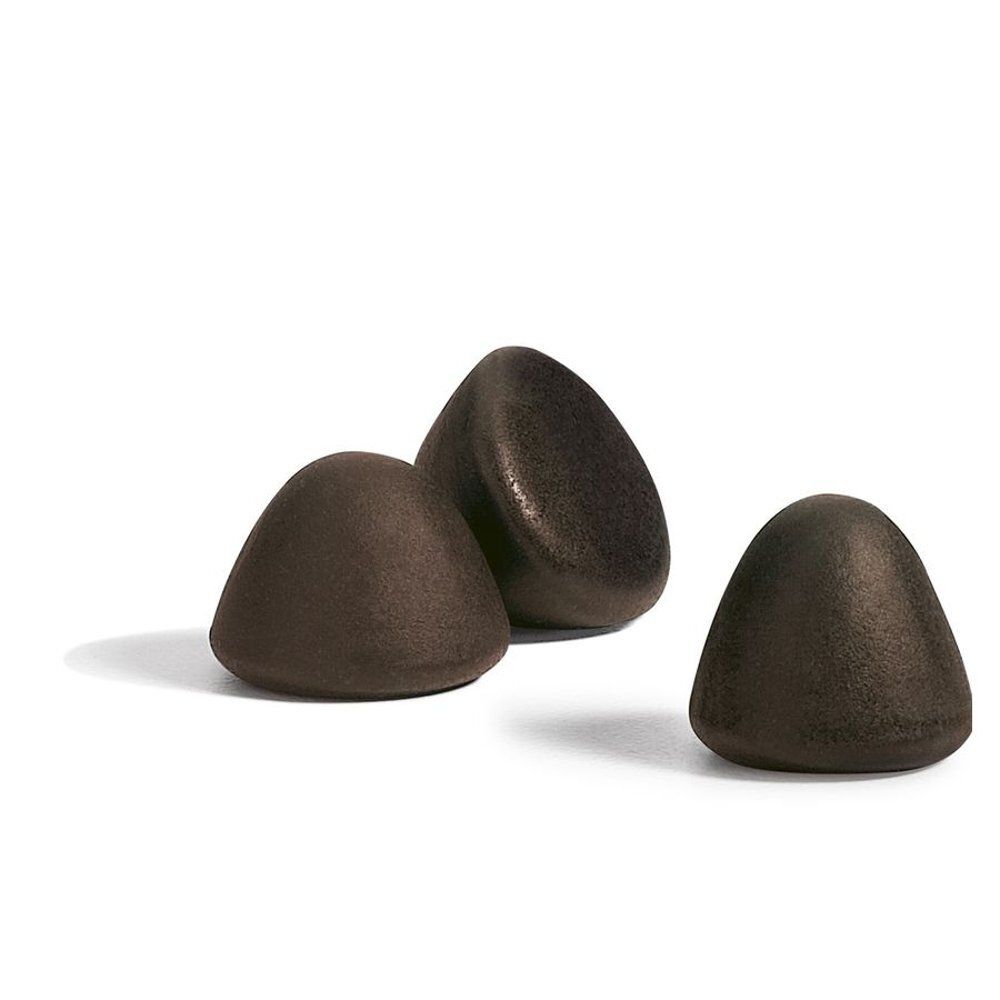 Drie bruine, druppelvormige gummies op een witte achtergrond.