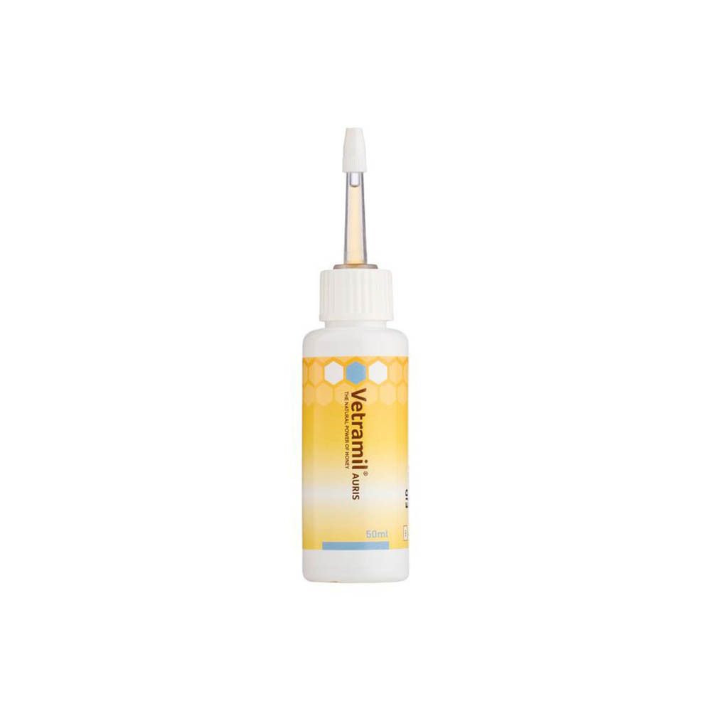Flacon blanc avec étiquette jaune. Inscription Vetramil Auris. Avec applicateur. Sur fond blanc.