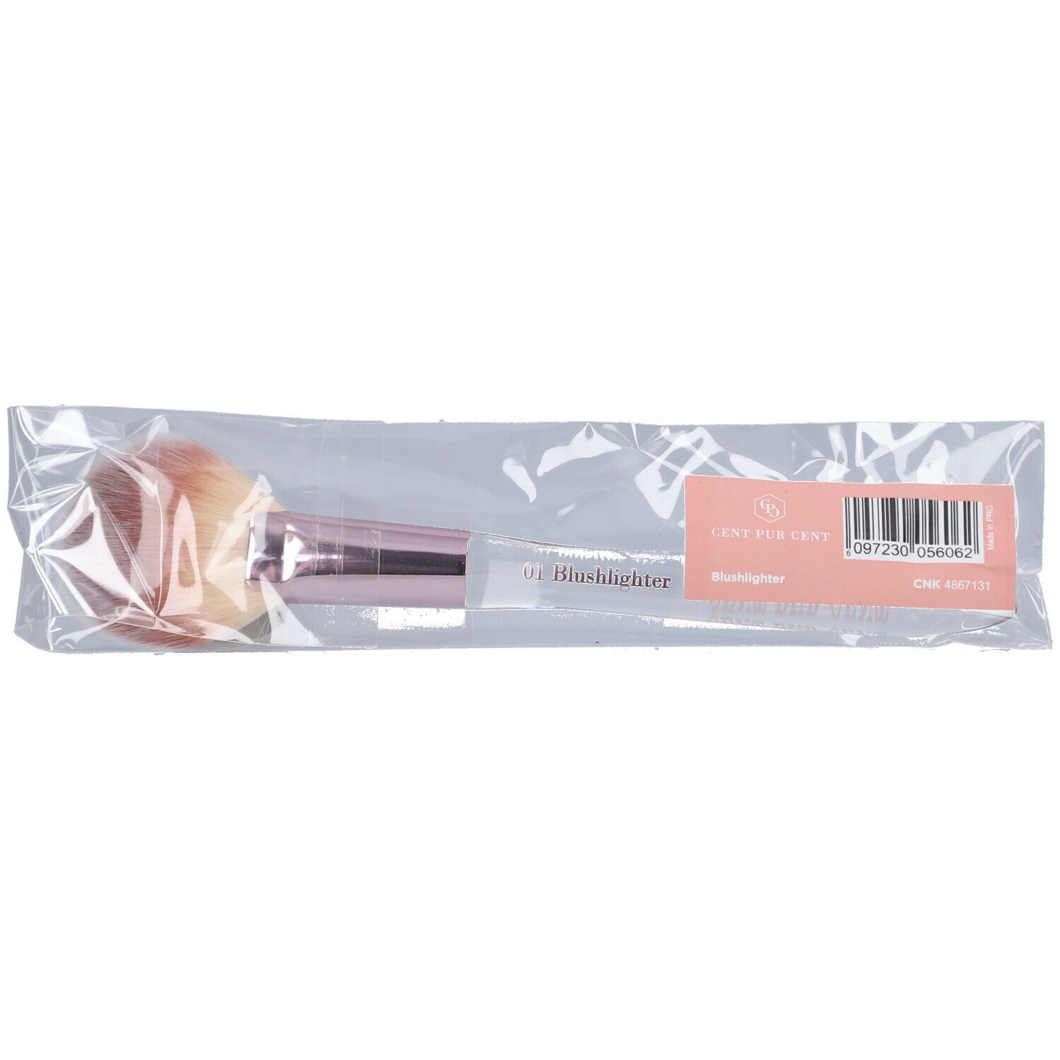 Penseel in plastic verpakking. Roze-beige penseelkop, transparante steel, roze huls. Opschrift "Blushlighter".