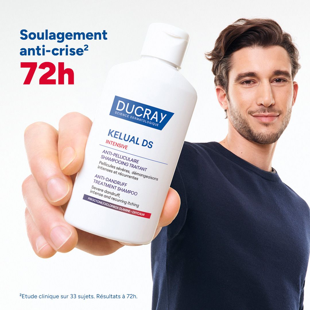 Homme tenant un flacon de shampooing. Texte : Soulagement anti-crise 72h. DUCRAY, KELUAL DS INTENSIVE.