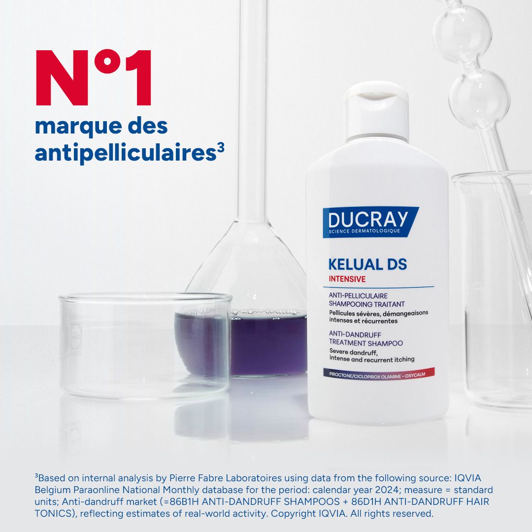 Scène de laboratoire avec flacon de shampooing. Texte : N°1 marque antipelliculaire. DUCRAY, KELUAL DS INTENSIVE.