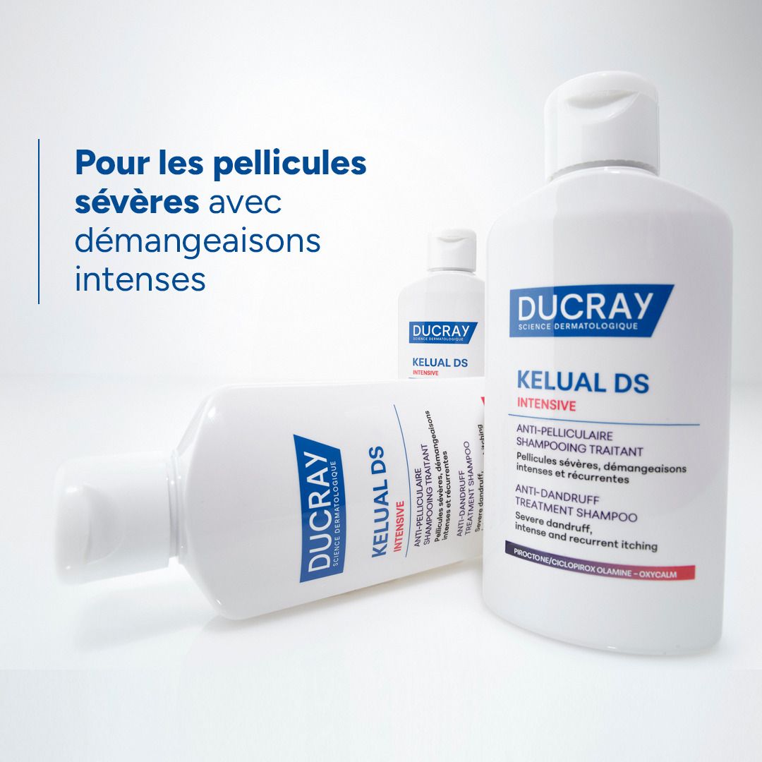 Plusieurs flacons de shampooing. Texte : Pour les pellicules sévères avec démangeaisons intenses. DUCRAY, KELUAL DS.