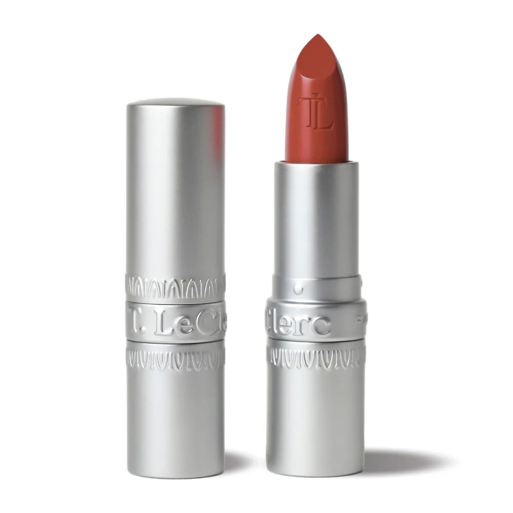 Open lippenstift in zilveren huls. Roestbruine lippenstift. Merk: T. LeClerc. Logo op de lippenstift.
