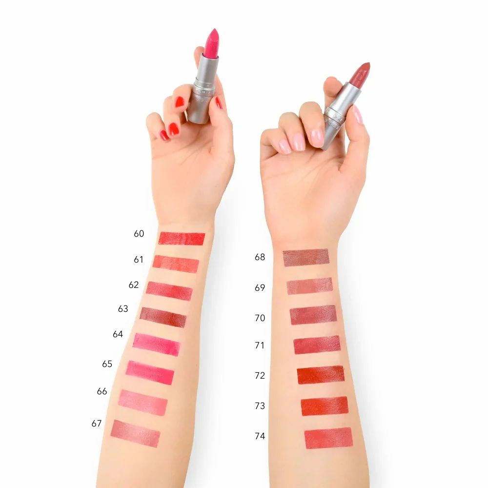 Twee handen met lippenstiftkleuren. Verschillende kleuren op de arm. Kleurnummers.