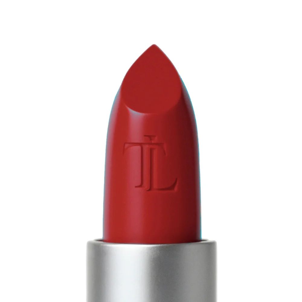 Close-up van de rode lipstick. T.LeClerc logo op de punt. Zilveren huls.