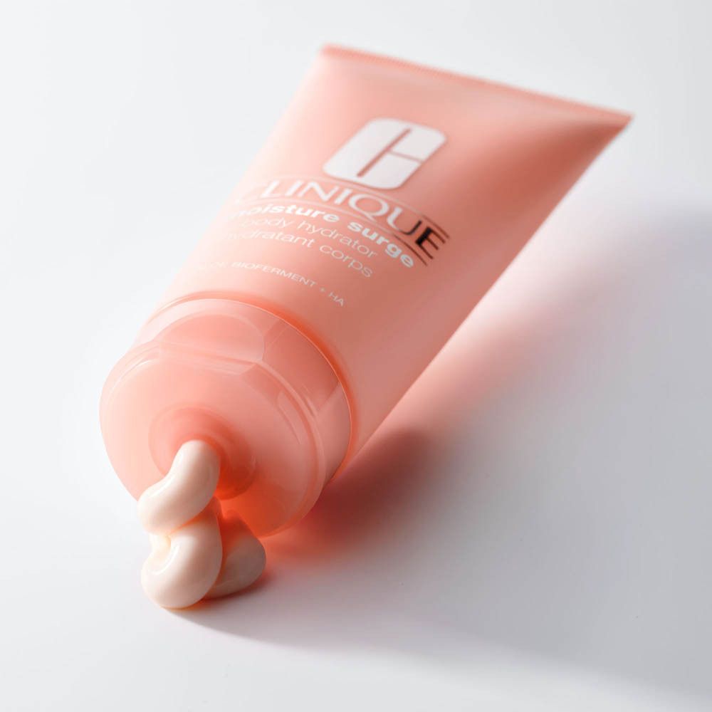 Tube Clinique Moisture Surge Body Hydrator, légèrement ouvert.