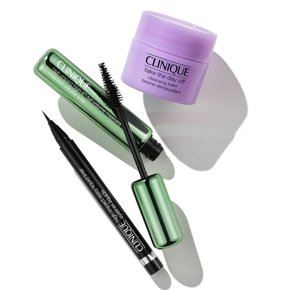 Clinique mascara en vloeibare eyeliner in groene verpakking, naast een paarse reinigingsbalsem.
