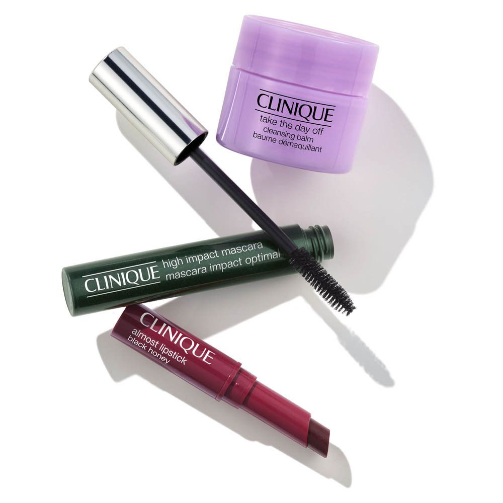 Produits de maquillage Clinique : mascara, baume nettoyant et rouge à lèvres.