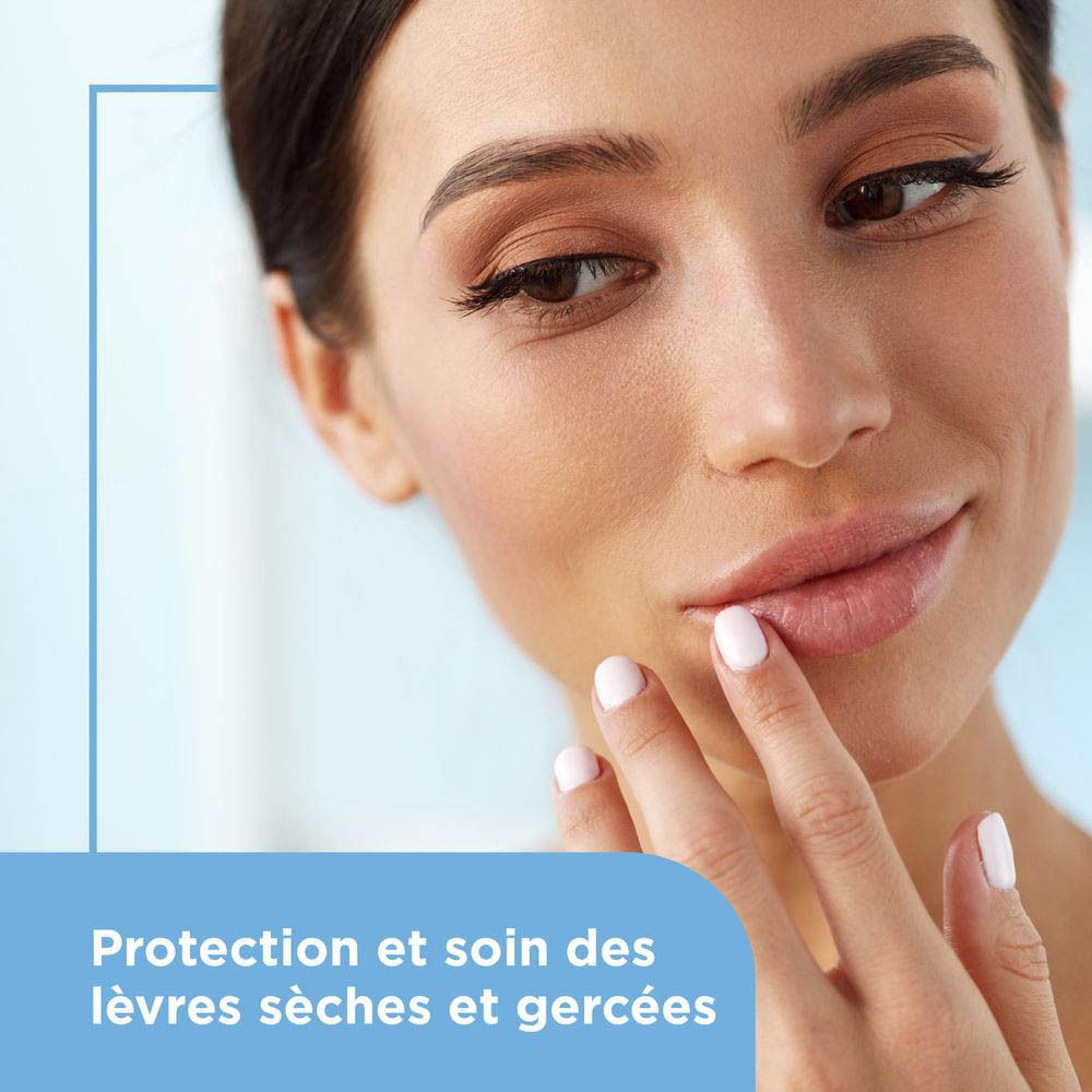 Femme appliquant crème sur les lèvres. Texte: Protection et soin des lèvres sèches et gercées.
