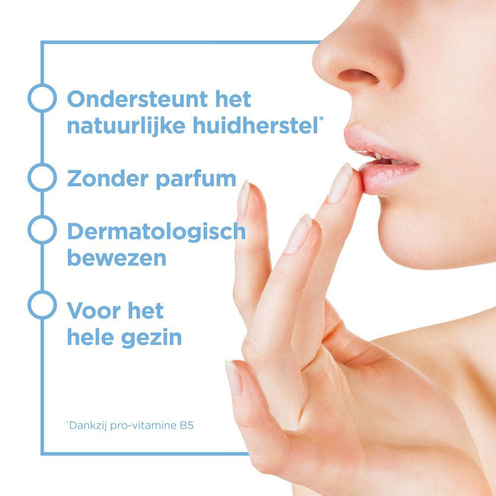 Close-up vrouw brengt crème aan. Tekst: Ondersteunt het natuurlijke huidherstel.