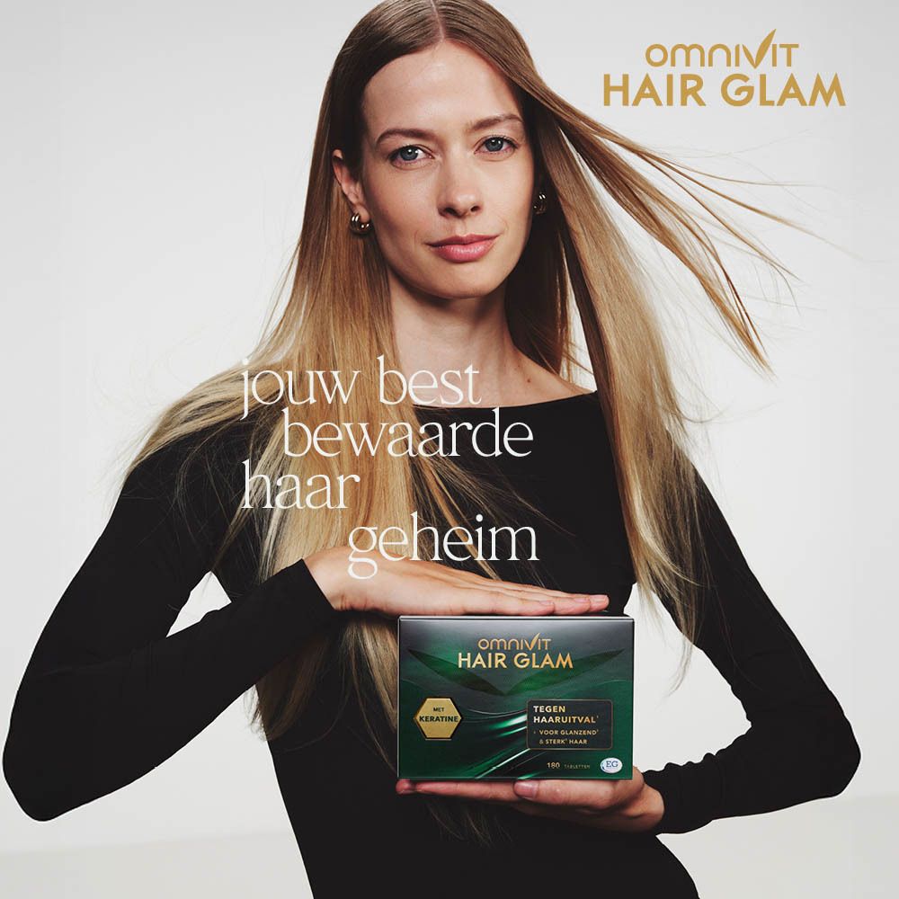 Vrouw houdt Omnivit Hair Glam-verpakking vast. Lang blond haar. Tekst: « jouw best bewaarde haar geheim ».