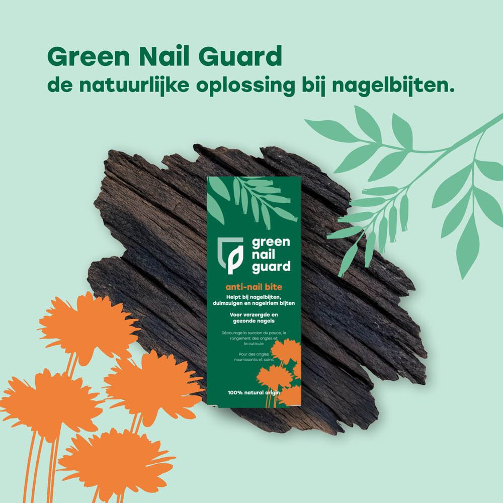 Een tube Green Nail Guard anti-nagelbijtgel ligt op een stuk hout, omringd door bladeren en bloemen.