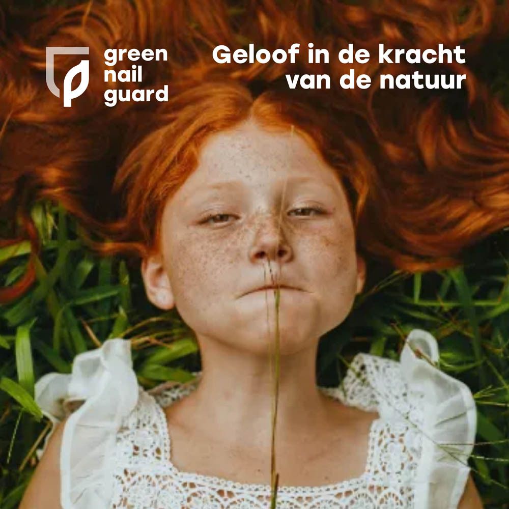 Een kind met rood haar ligt in het gras. Het Green Nail Guard-logo staat linksboven.