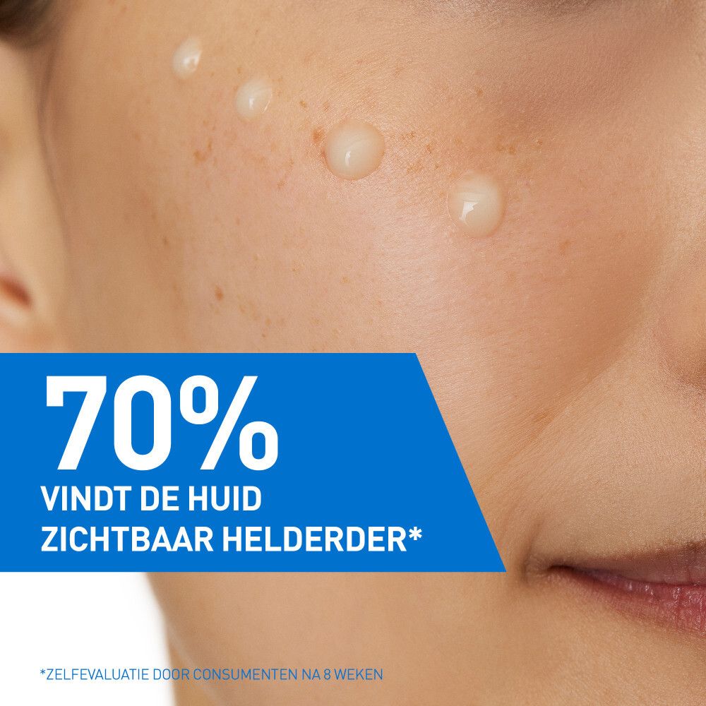 Verpakking. Opschrift: CeraVe, Skin Renewing Vitamin C Serum. 10% pure vitamine C.