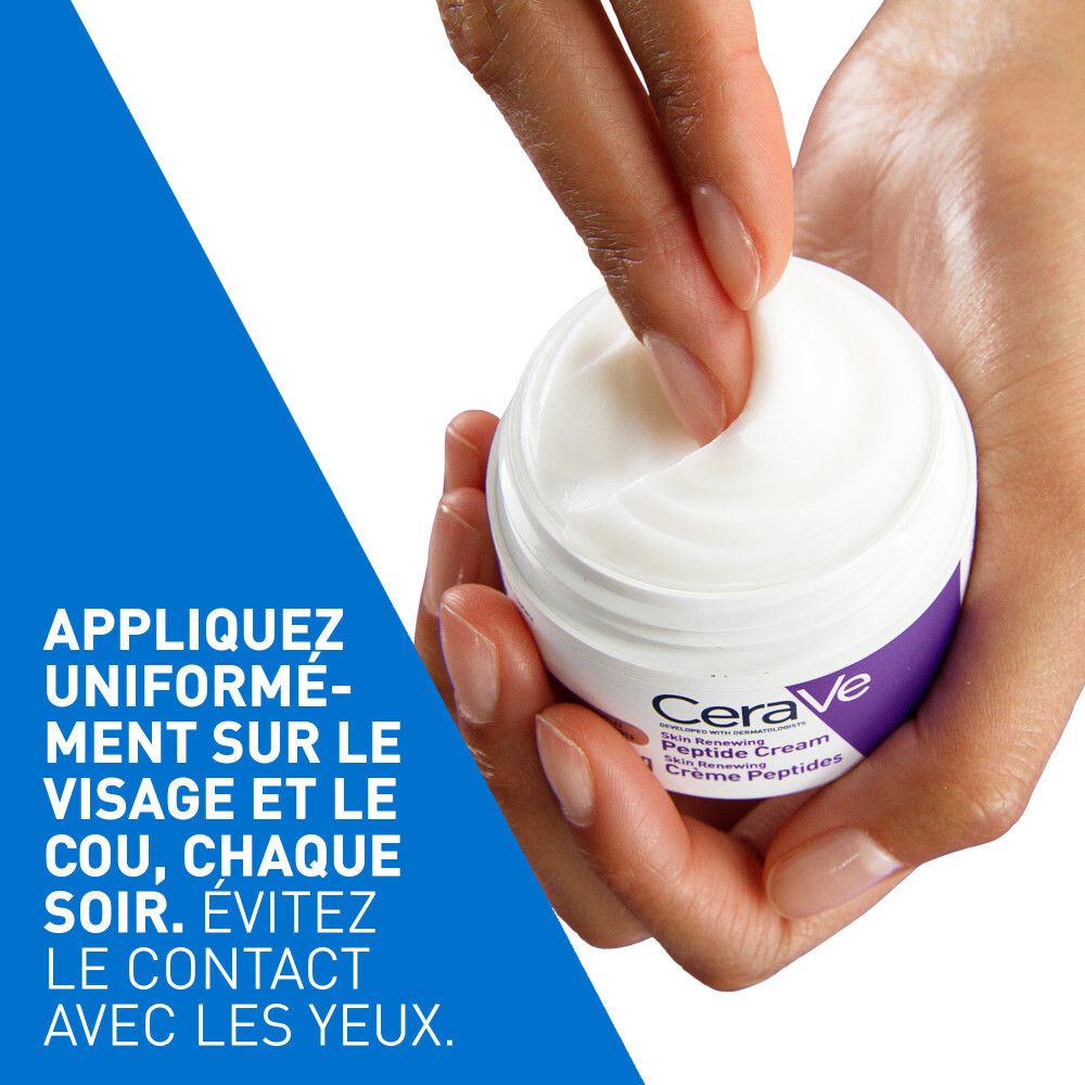 Mains prélevant de la crème d'un pot. Texte: CeraVe Skin Renewing Peptide Cream.