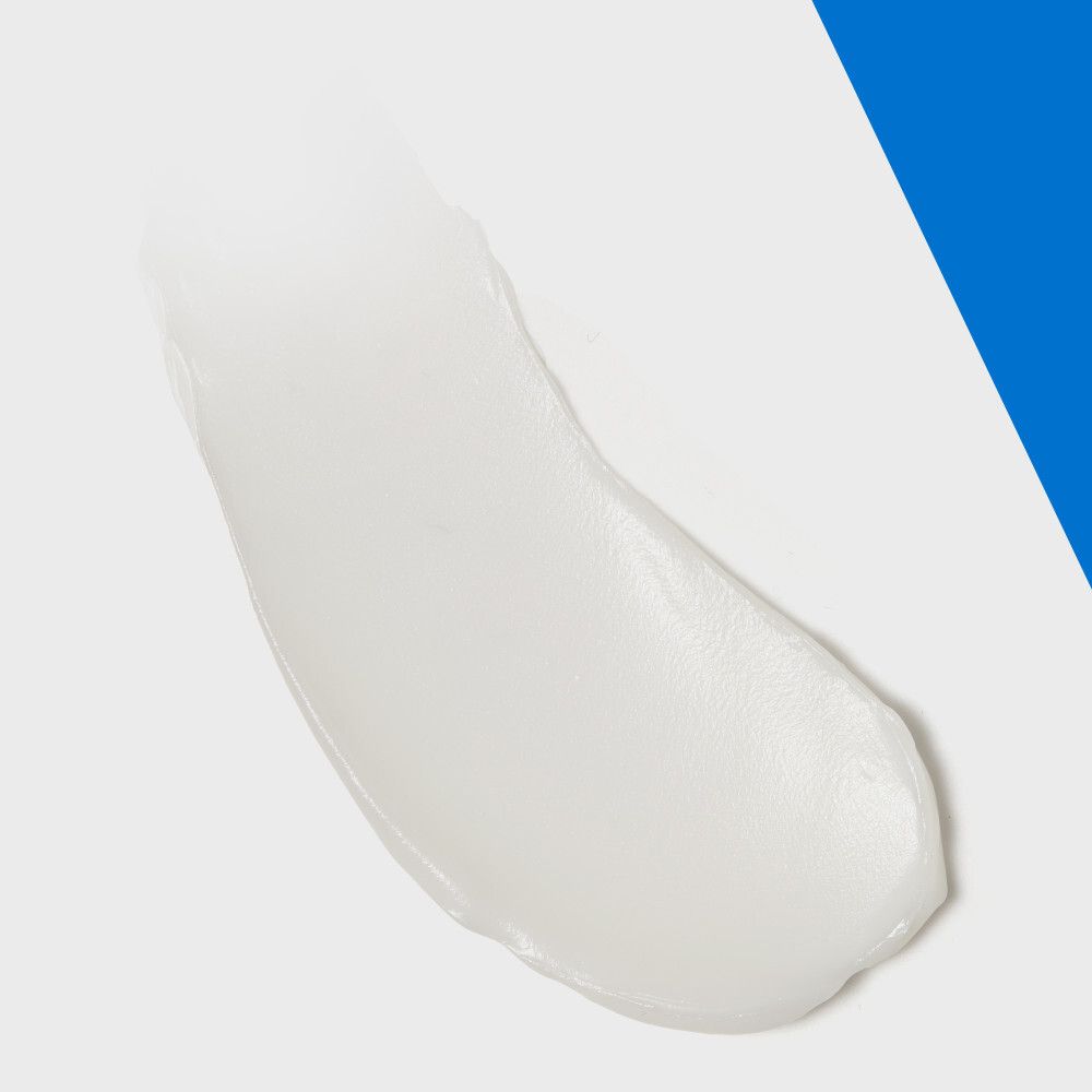 Application de crème sur fond blanc. Texte: CeraVe Skin Renewing Peptide Cream.