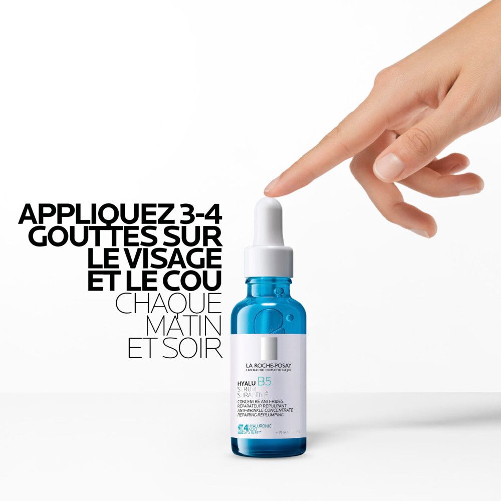 Main avec pipette au-dessus du flacon bleu. Inscription: La Roche-Posay, Hyalu B5 Sérum Suractivé.