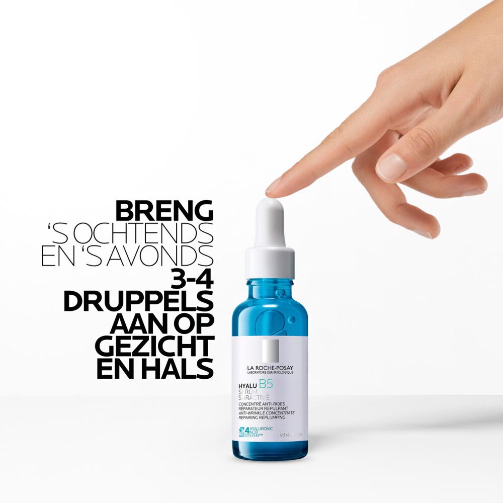 Hand met pipet boven blauwe fles. Opschrift: La Roche-Posay, Hyalu B5 Serum Suractivé.