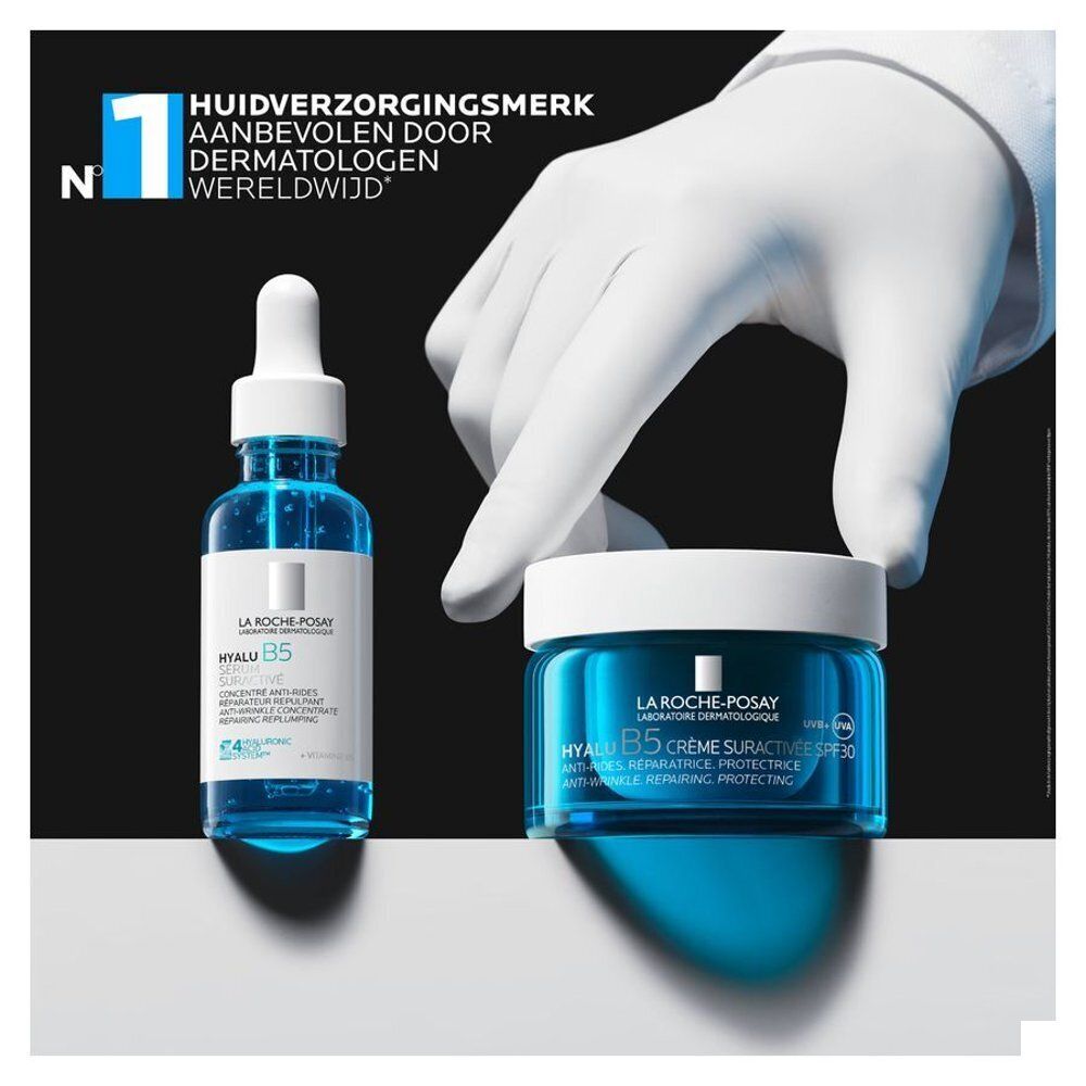 Twee producten en een hand. Tekst: Huidverzorgingsmerk, aanbevolen door dermatologen. La Roche-Posay Hyalu B5.