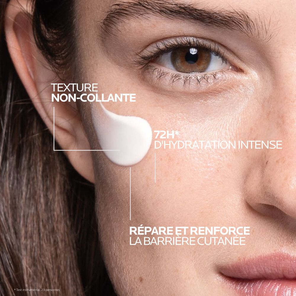 Visage avec crème. Texte: Texture non-collante, 72H d'hydratation intense, Répare et renforce la barrière cutanée.