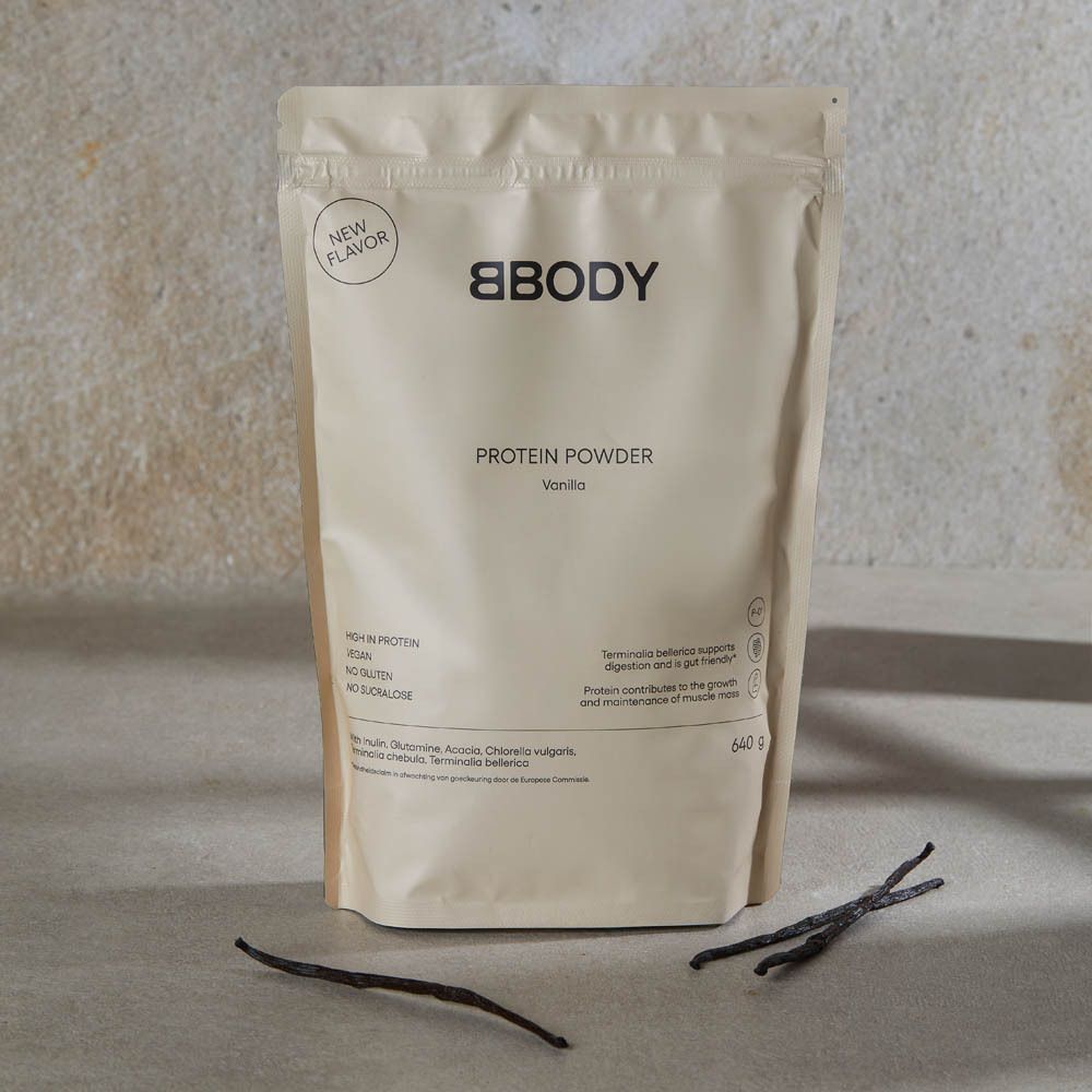 BBODY Protein Powder zak, Vanille, met vanillestokjes. Tekst: New Flavor, 640g. Op tafel. Twee vanillestokjes.