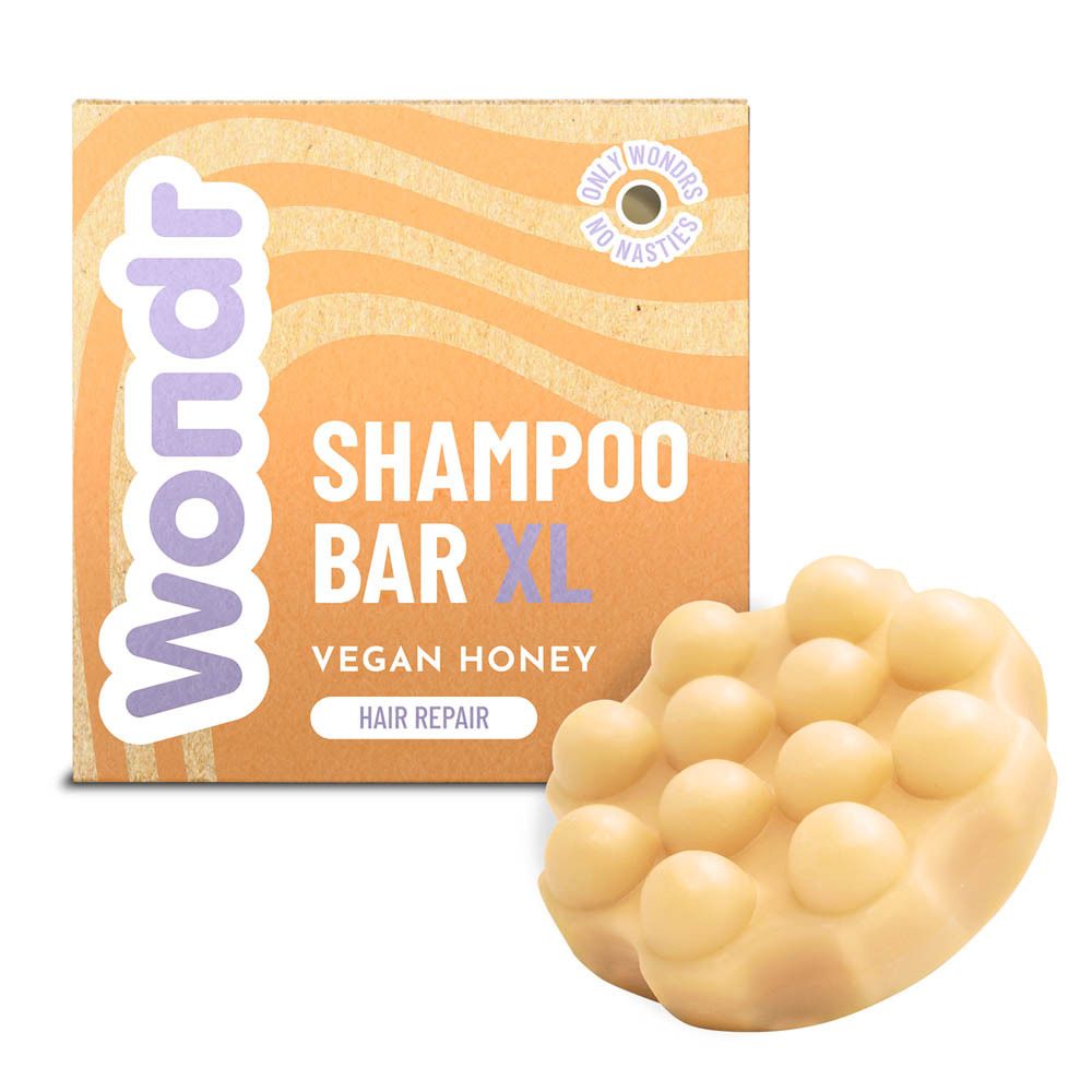 Kartonnen verpakking en shampoo bar. Bar is lichtgeel met verhoogde cirkels. Verpakking met Wondr.
