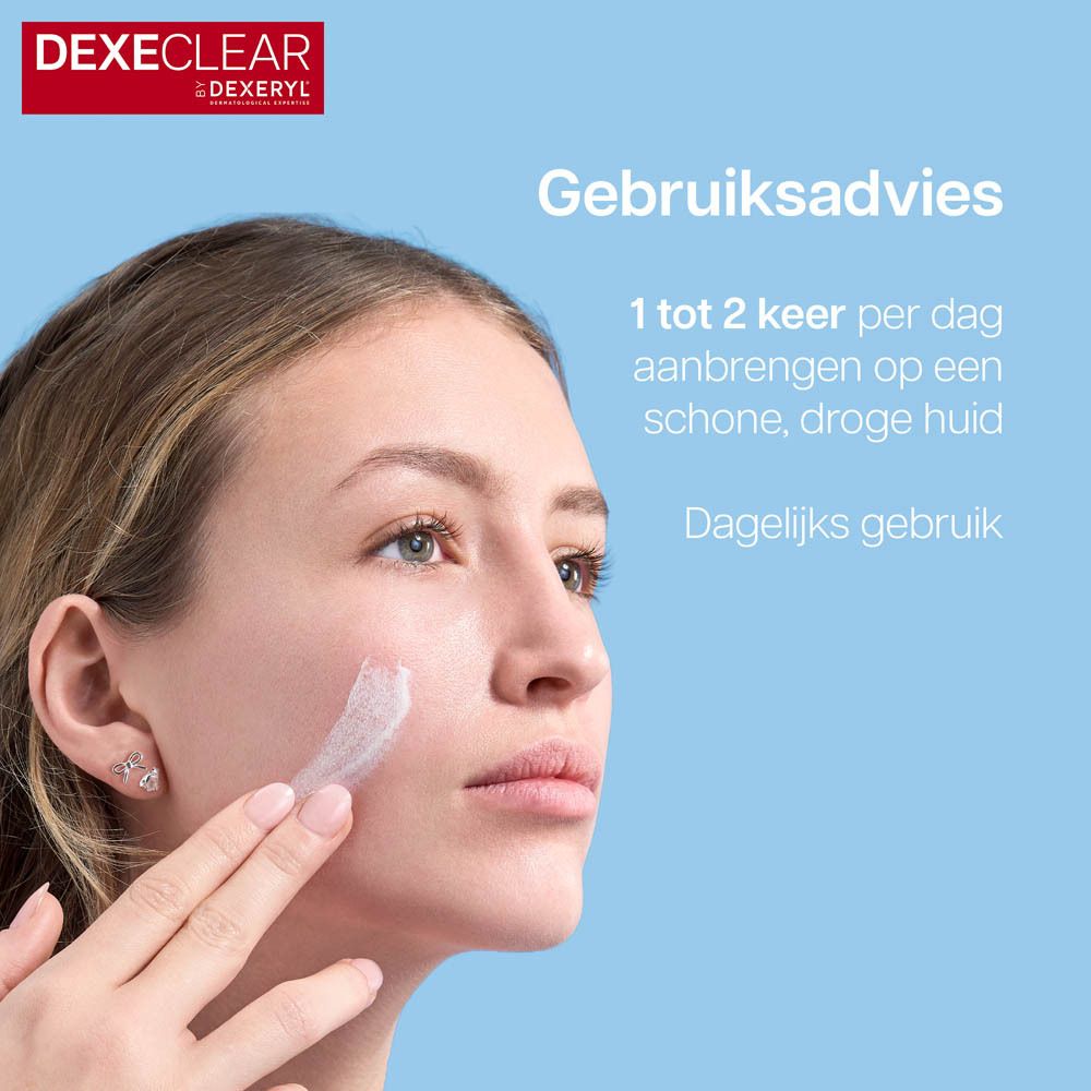 Vrouw brengt crème aan. Tekst: Gebruiksadvies.