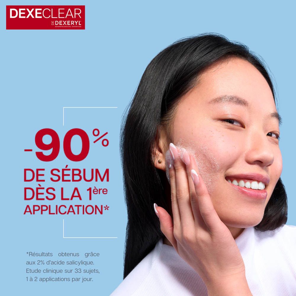 Femme se lave le visage. -90% de sébum dès la 1ère application. DEXERYL DEXECLEAR.