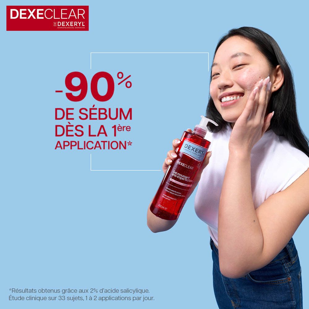 Femme se lave le visage avec DEXERYL DEXECLEAR. -90% de sébum dès la 1ère application.