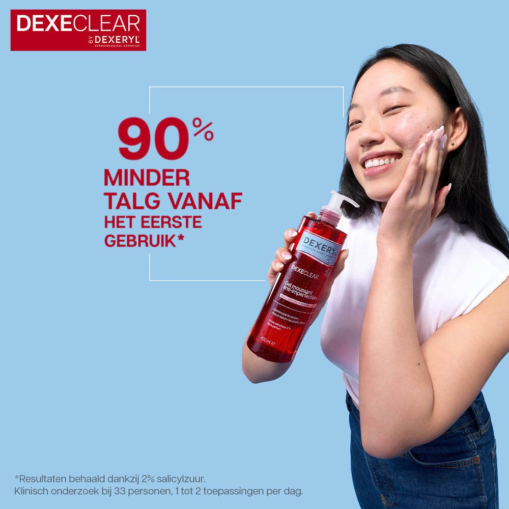 Vrouw wast gezicht met DEXERYL DEXECLEAR. -90% talg vanaf de 1e toepassing.