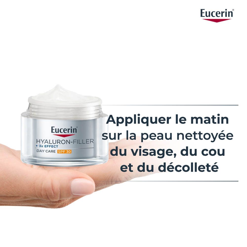 Produit crème dans la main. Texte: Appliquer le matin sur la peau nettoyée du visage, du cou et du décolleté.