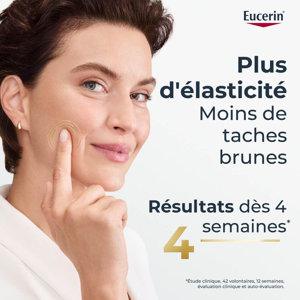 Femme touchant son visage. Texte: Plus d'élasticité, moins de taches brunes. Résultats en 4 semaines.