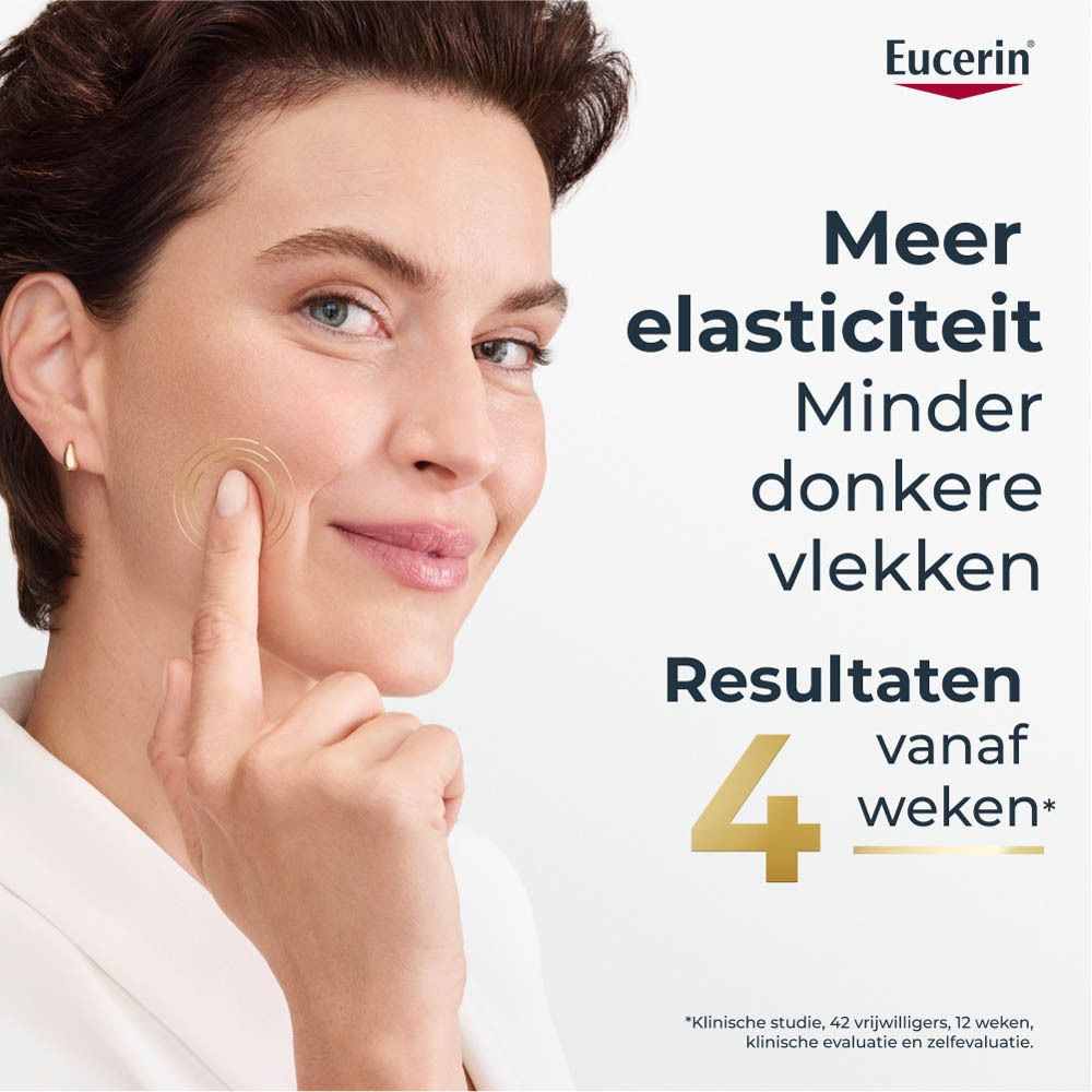 Vrouw raakt gezicht aan. Tekst: Meer elasticiteit, minder donkere vlekken. Resultaten na 4 weken.