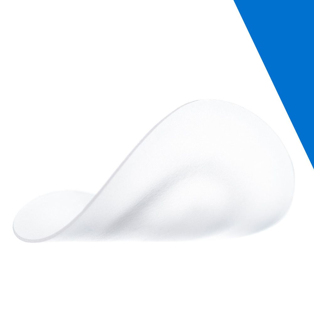 Man houdt een CeraVe Blemish Barrier Patches verpakking vast. Witte jas, blauw-witte verpakking.