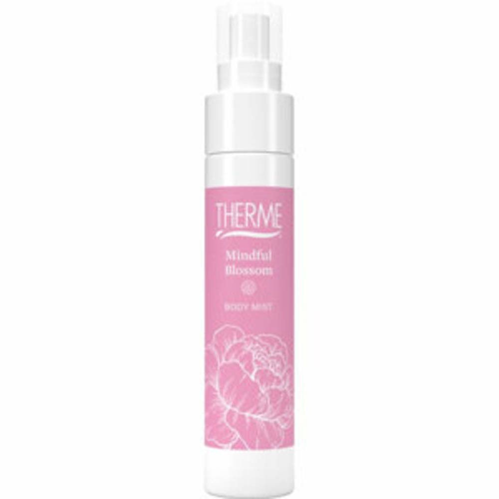 Body mist fles. Witte sproeikop, roze etiket met tekst en bloemmotief. Merk THERME, productnaam Mindful Blossom.